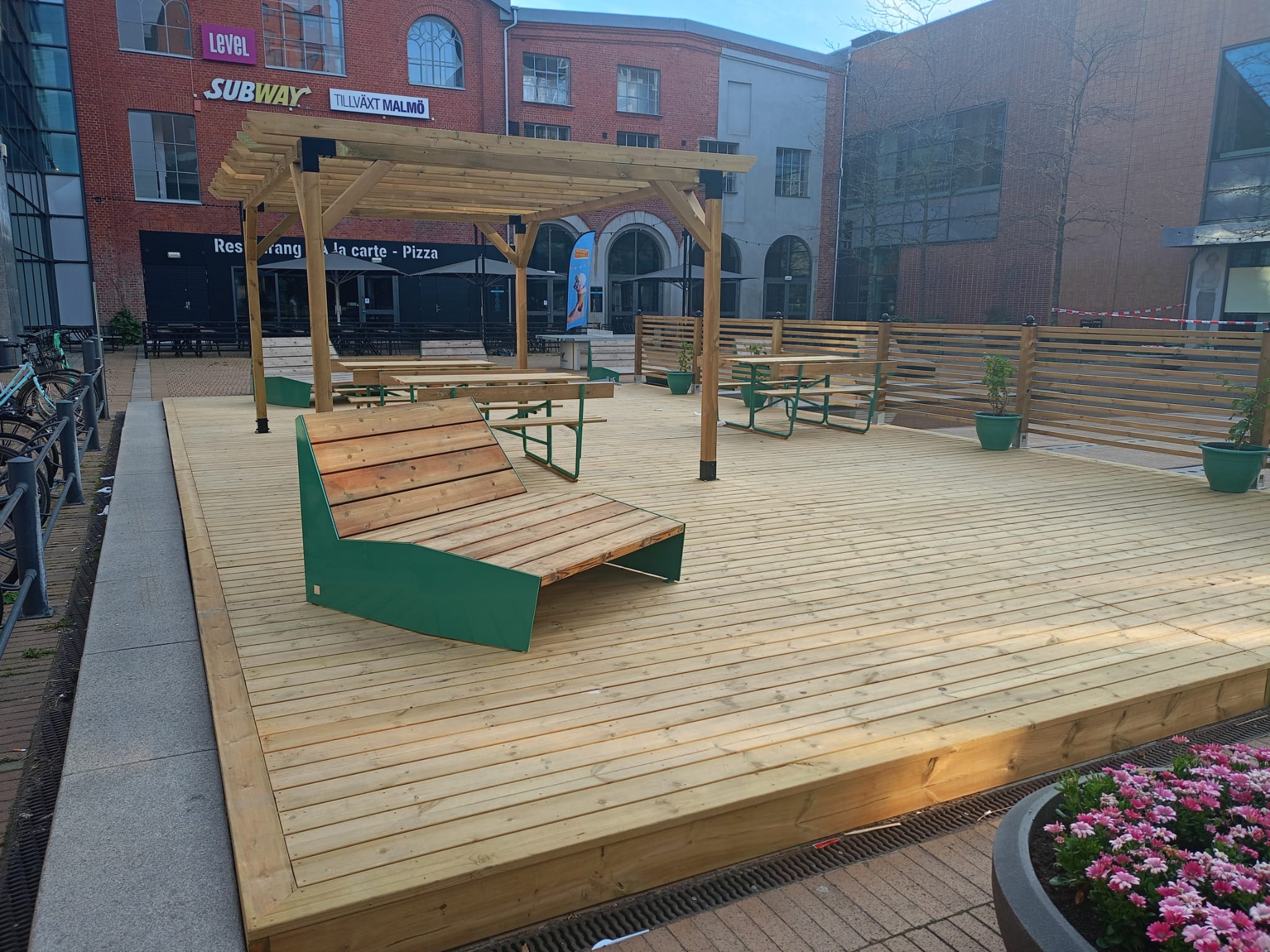 Zrealizowany projekt tarasu dla jednych z galerii handlowych