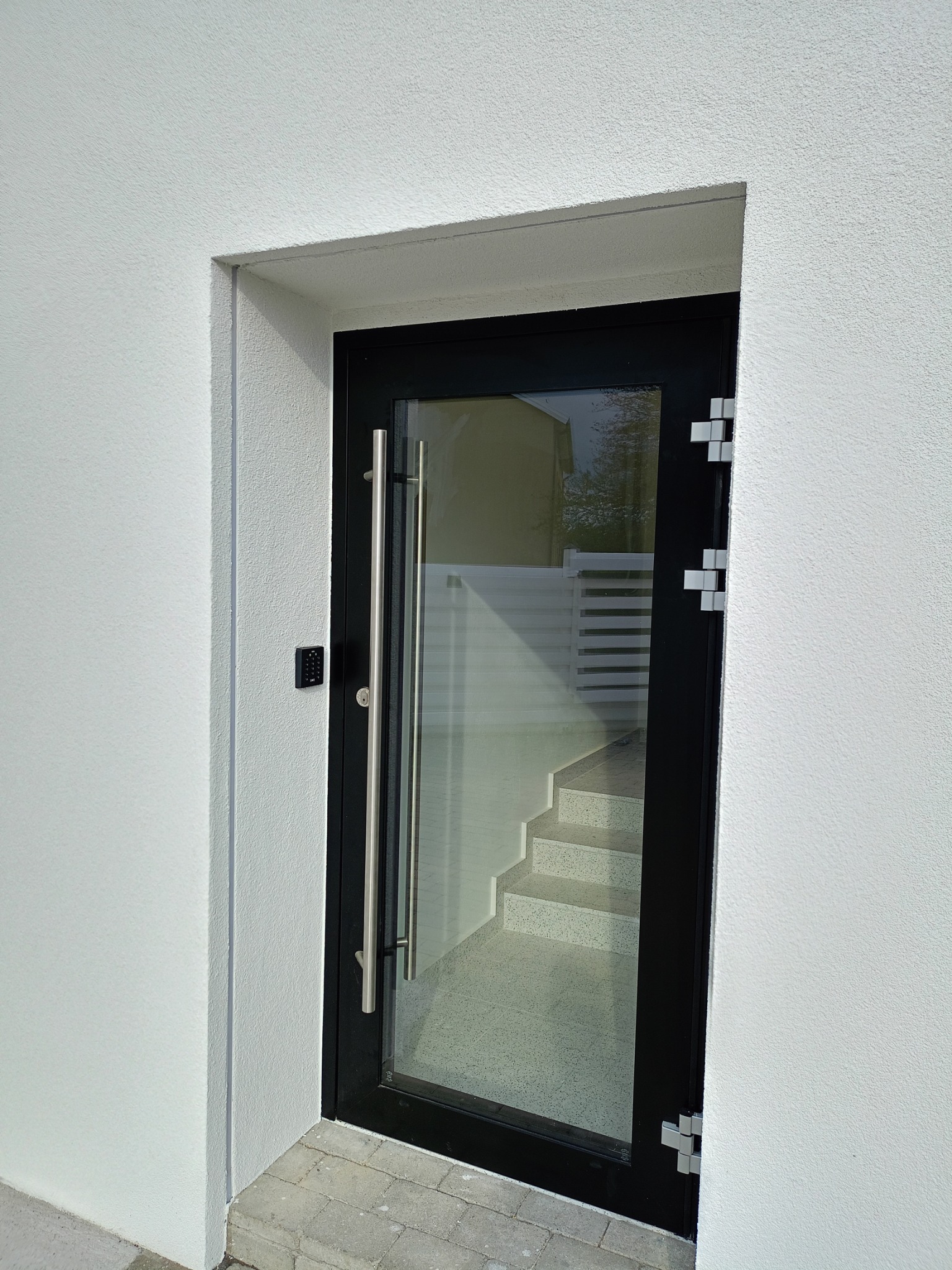 Oferujemy również montaż drzwi i okien