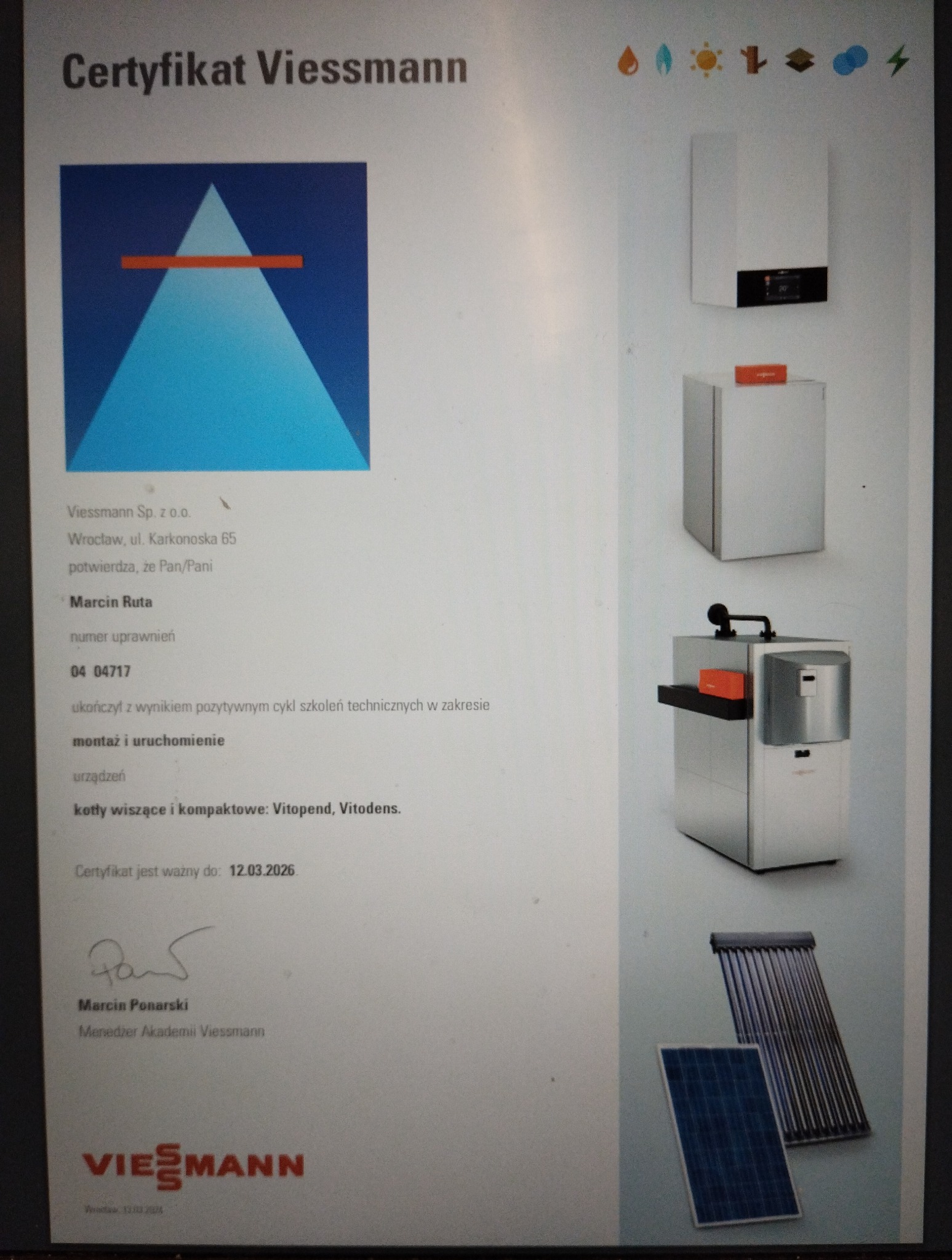 Certyfikat Viessmann potwierdzający ukończenie szkolenia w zakresie montażu kotłów wiszących i kompaktowych. Ważny do 12.03.2026. Sygnowany przez Menedżera Akademii Viessmann.