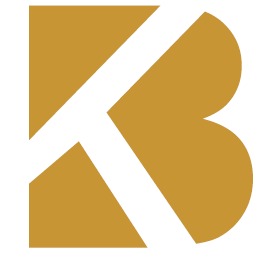 Złoty logotyp KB z białym, ukośnym paskiem tworzącym litery K i B na białym tle. Minimalistyczny projekt graficzny, wyraźny i nowoczesny.