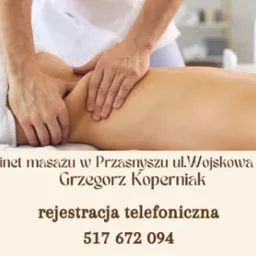 Masażysta wykonuje masaż pleców kobiety leżącej na białym ręczniku. Widoczne dłonie masażysty i fragmenty ciała kobiety. W tle białe butelki i półki.