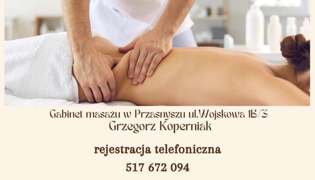 Masażysta wykonuje masaż pleców kobiety leżącej na białym ręczniku. Widoczne dłonie masażysty i fragmenty ciała kobiety. W tle białe butelki i półki.