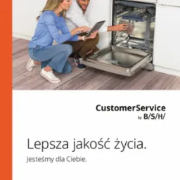 Para sprawdza wnętrze otwartej zmywarki Siemens, korzystając z tabletu. Widoczne logo BSH, co sugeruje serwis lub naprawę sprzętu AGD.