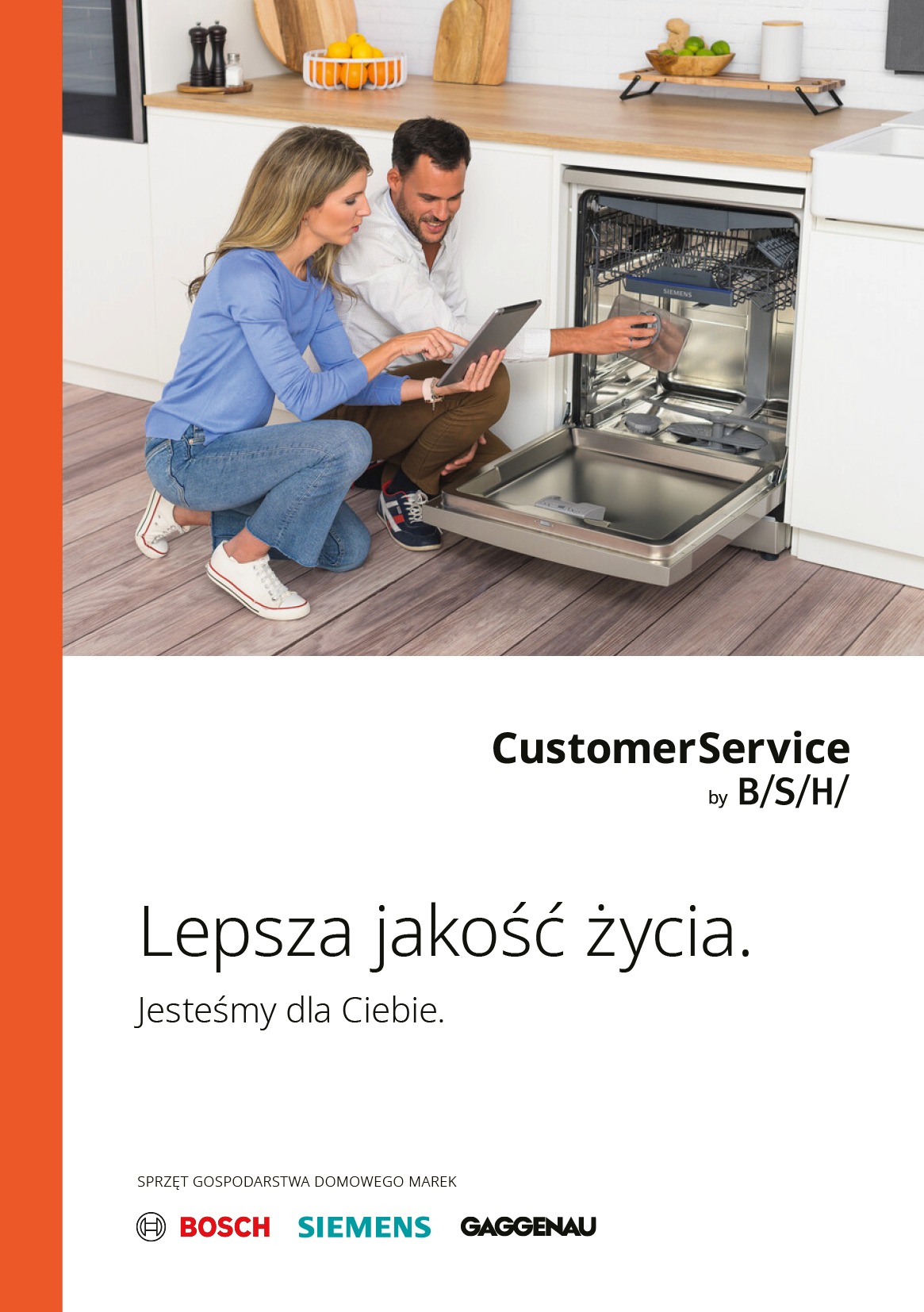 Para sprawdza wnętrze otwartej zmywarki Siemens, korzystając z tabletu. Widoczne logo BSH, co sugeruje serwis lub naprawę sprzętu AGD.
