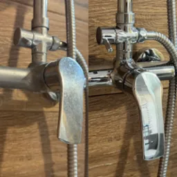 Kran prysznicowy przed i po czyszczeniu: po lewej z osadem, po prawej lśniący, na tle drewnopodobnej ściany. Widoczne detale i poprawa wyglądu.