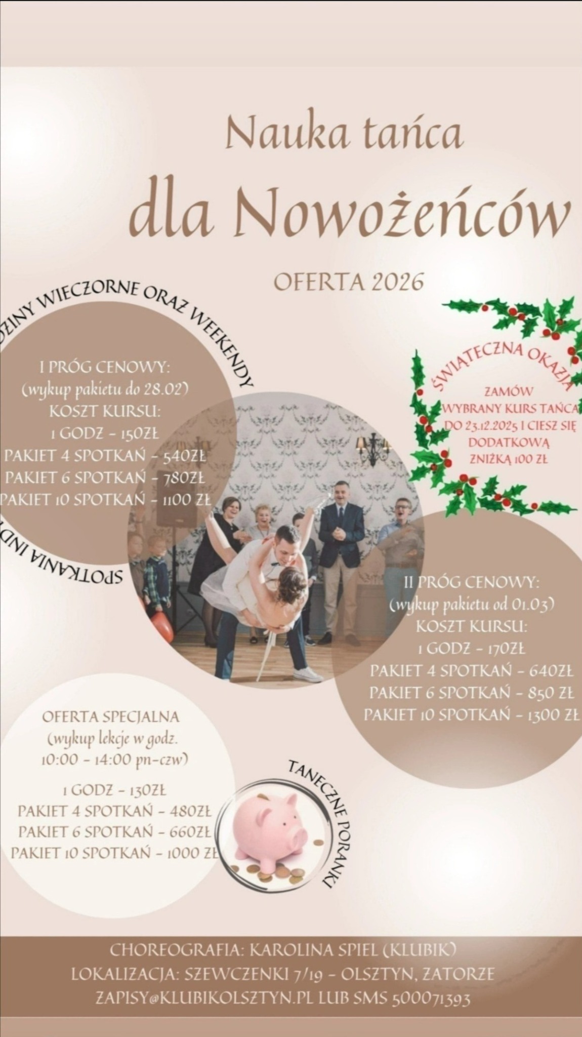 Plakat szkoły tańca z ofertą kursów dla nowożeńców, cennikiem i informacjami kontaktowymi. W tle para tańcząca na tle obserwujących osób.