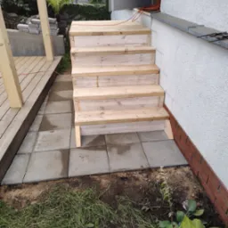 Elementy architektury ogrodowej. Drewniane schody i pergola.