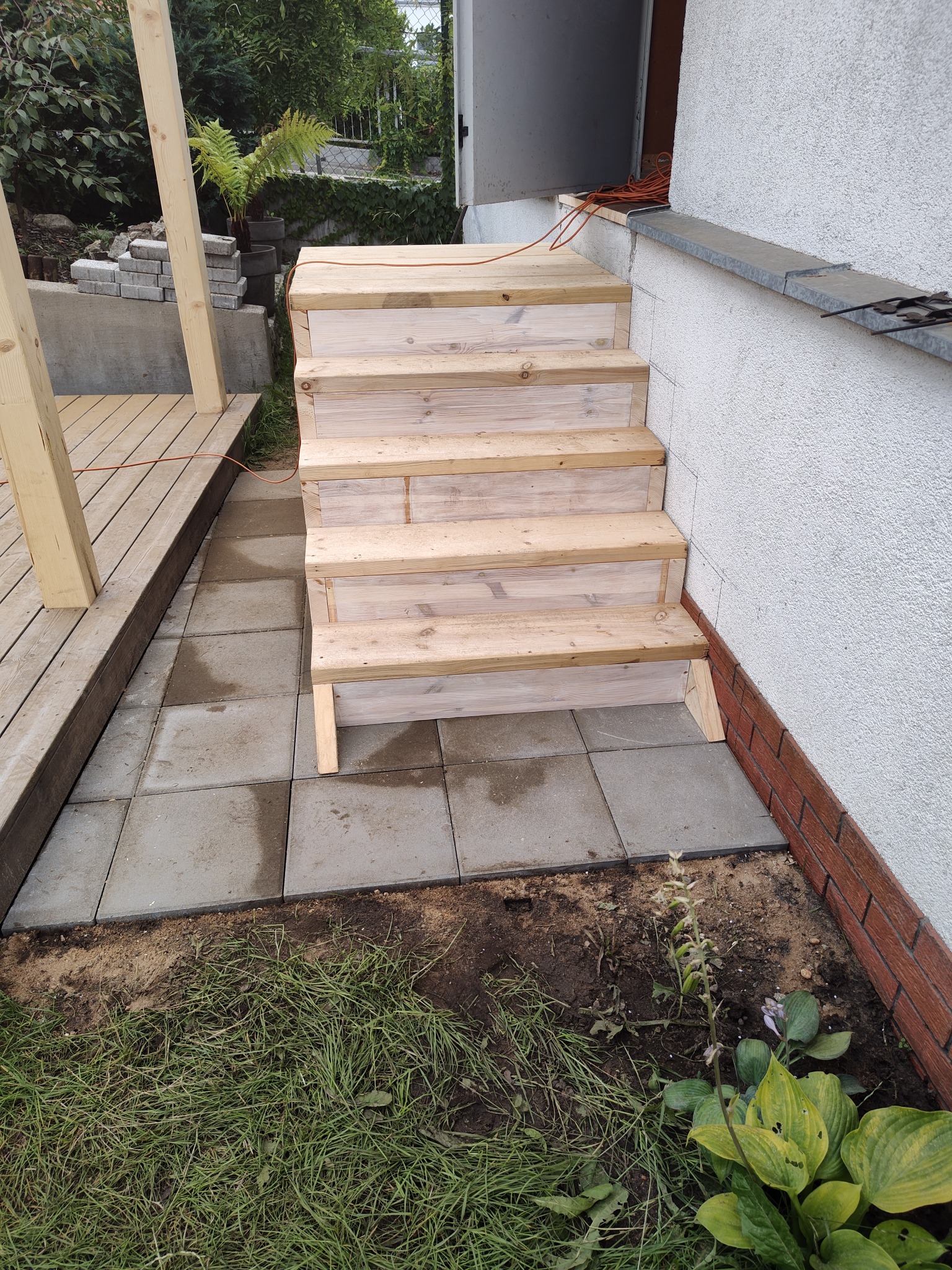 Elementy architektury ogrodowej. Drewniane schody i pergola.