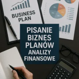 Arkusze z wykresami, notatnik, kalkulator i dłoń z piórem na biurku. Koncepcja biznesowa, analiza finansowa i planowanie. Elementy biurowe w minimalistycznej kompozycji.