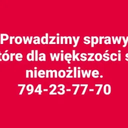 Czerwony baner z białym tekstem: 'Prowadzimy sprawy, które dla większości są niemożliwe. 794-23-77-70'.