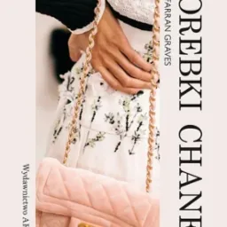 Okładka książki 'Torebki Chanel' Laia Farran Graves, prezentująca różową, pikowaną torebkę Chanel na tle kwiecistej sukienki. Wydawnictwo Arkady.