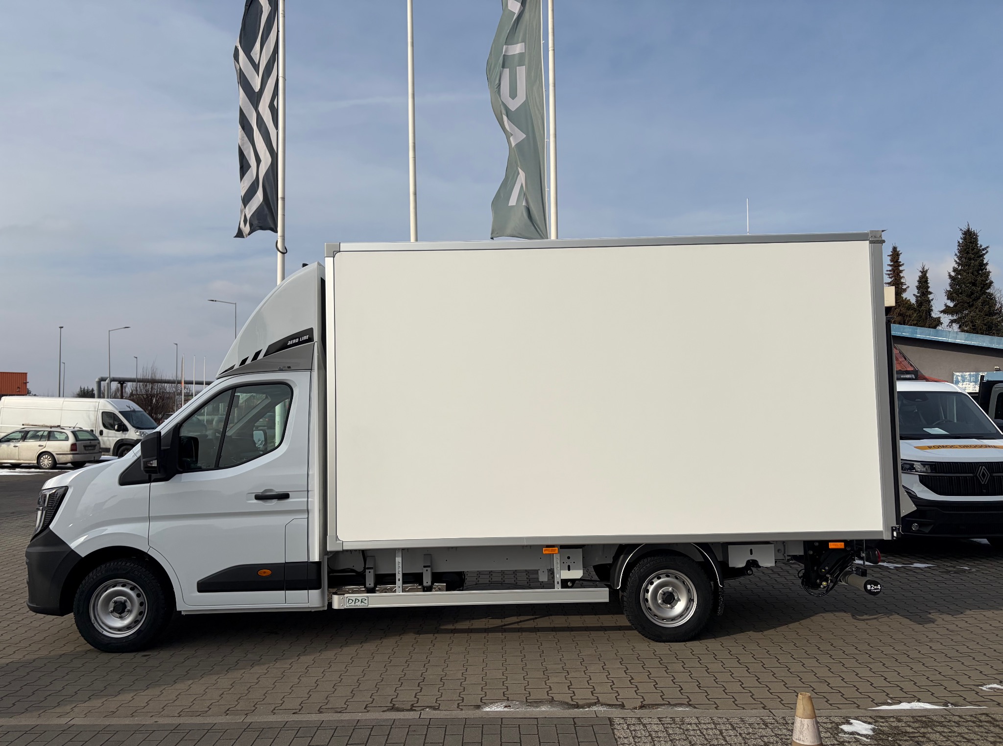 Dysponuję busem kontener z windą, paleciak na wyposażeniu oraz pasy transportowe. Zapraszam do kontaktu:)