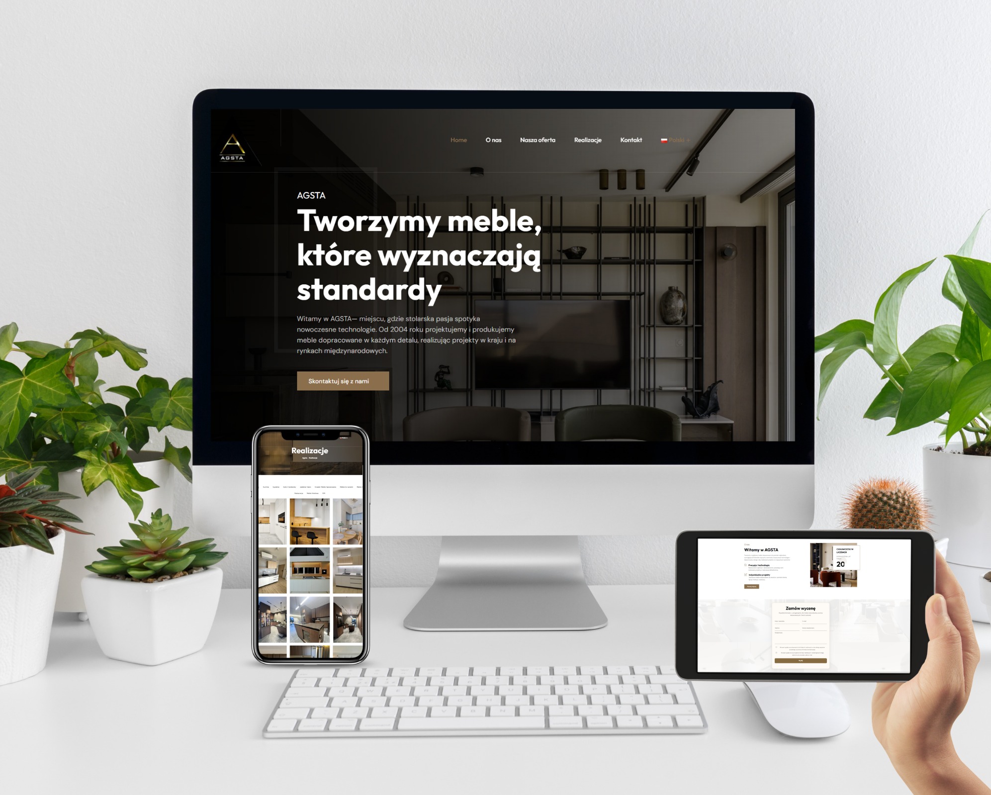 Prezentacja strony internetowej firmy meblarskiej AGSTA na monitorze, smartfonie i tablecie. Widoczne zakładki: Home, O nas, Realizacje, Kontakt.