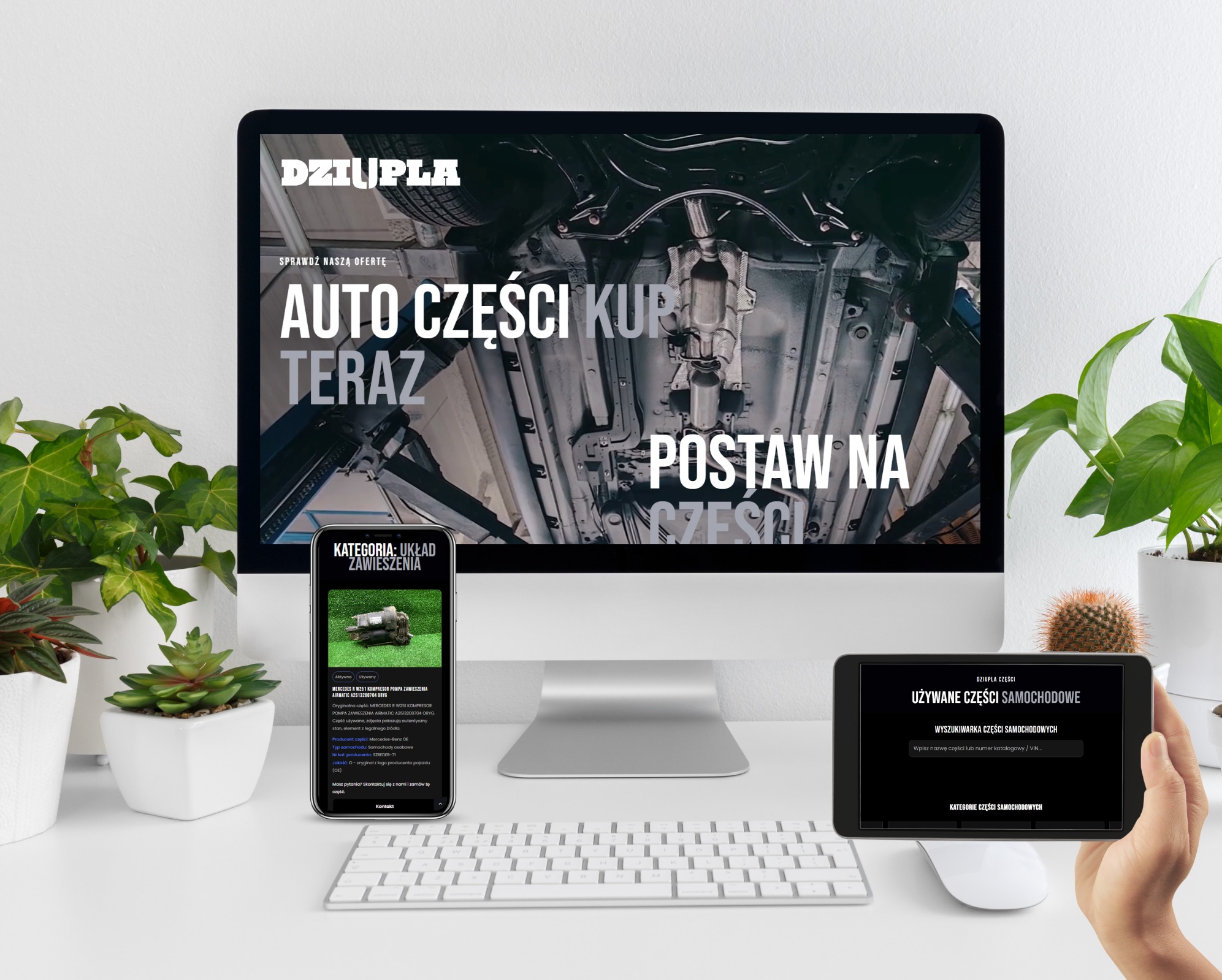 Prezentacja strony internetowej z ofertą używanych części samochodowych na monitorze, tablecie i smartfonie. Widoczne logo firmy i hasła reklamowe.