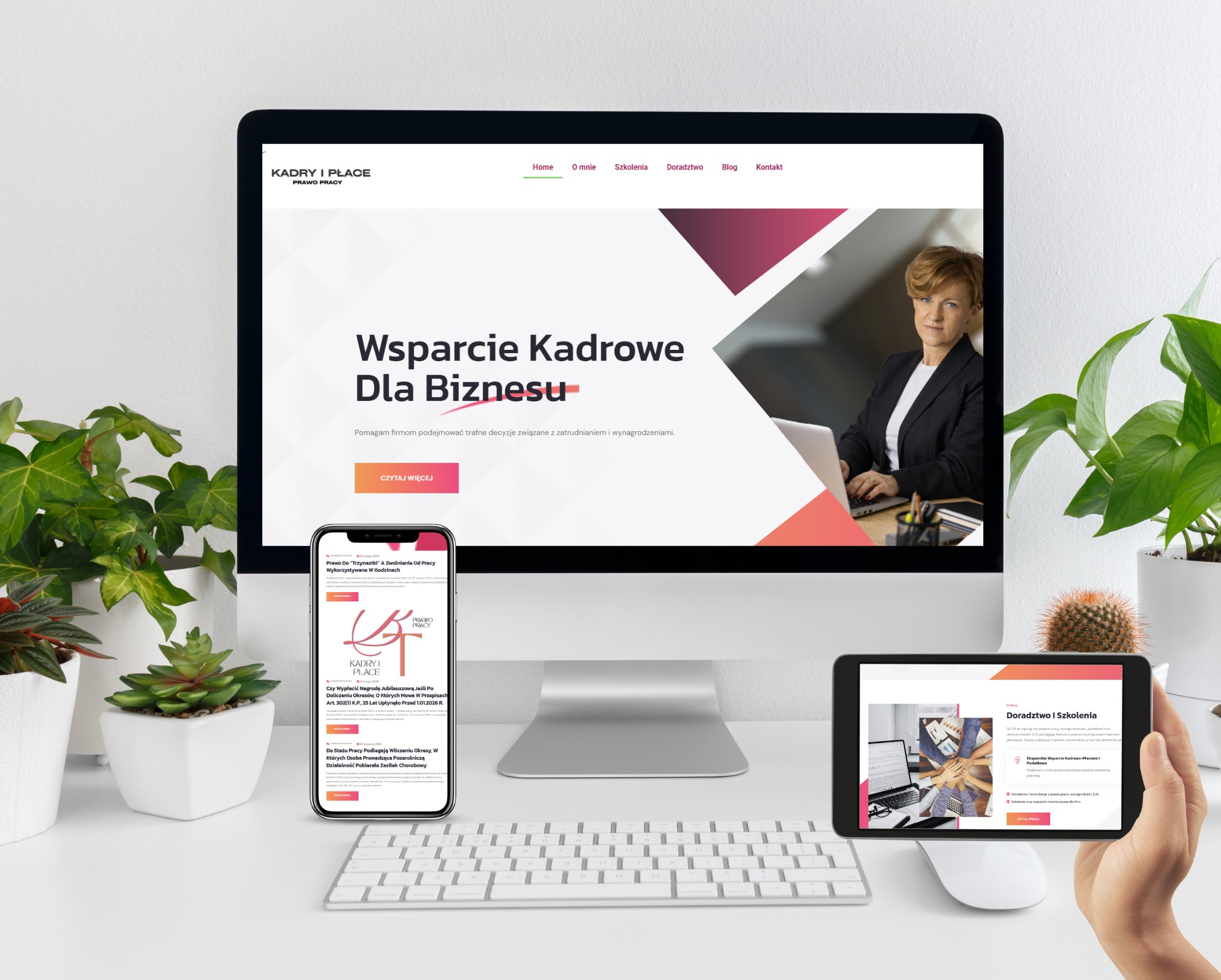 Prezentacja strony internetowej 'Kadry i Płace' na monitorze, tablecie i smartfonie. Widoczna kobieta na stronie, rośliny doniczkowe i klawiatura na biurku.