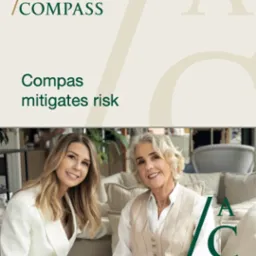 Dwie uśmiechnięte kobiety, blondynka i siwowłosa, siedzą na kanapie z laptopem. Logo firmy Accounting Compass w tle, hasło: Compas mitigates risk.