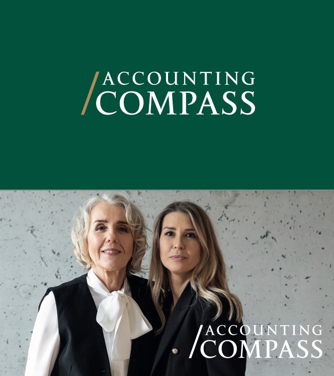 Portret dwóch uśmiechniętych kobiet na tle betonowej ściany z logo firmy Accounting Compass. Profesjonalny wizerunek zespołu biura rachunkowego.