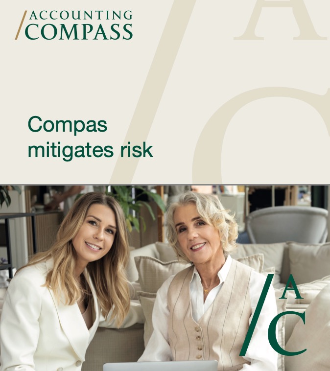 Dwie uśmiechnięte kobiety, blondynka i siwowłosa, siedzą na kanapie z laptopem. Logo firmy Accounting Compass w tle, hasło: Compas mitigates risk.