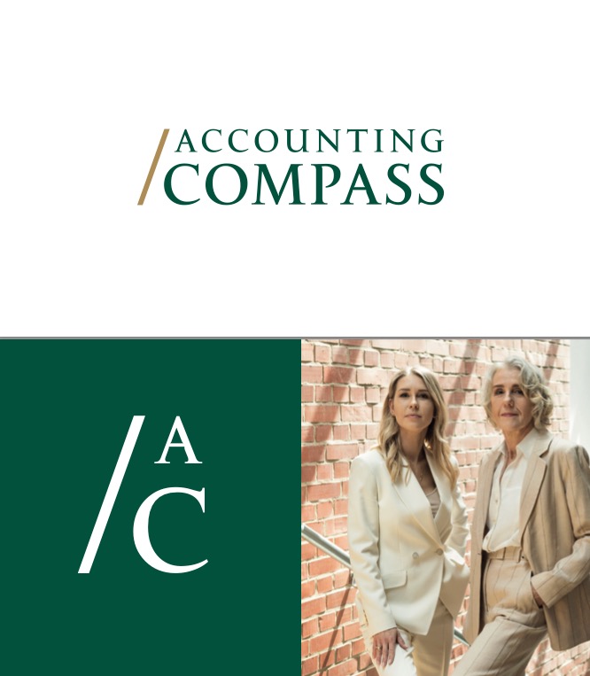 Logo 'Accounting Compass' z dwiema kobietami w garniturach na tle ceglanej ściany. Profesjonalizm i zaufanie w usługach księgowych.