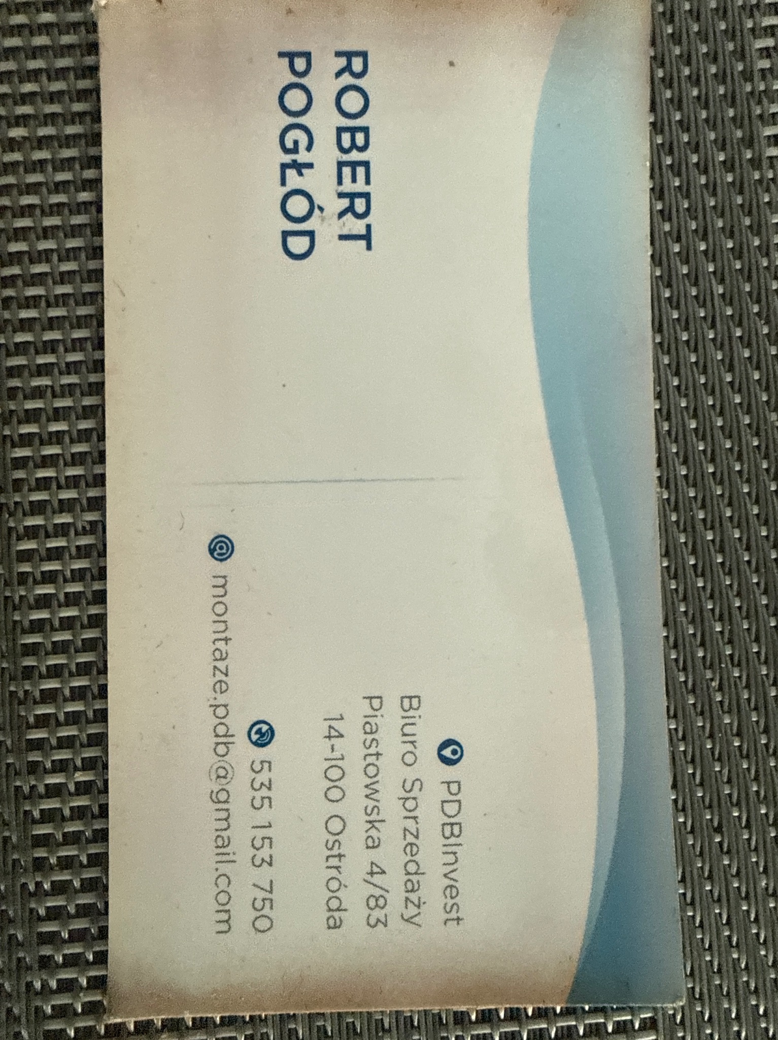 Wizytówka firmy PDBInvest z adresem biura sprzedaży w Ostródzie, numerem telefonu 535 153 750 i adresem e-mail montaze.pdb@gmail.com. Nazwisko Robert Pogłód.
