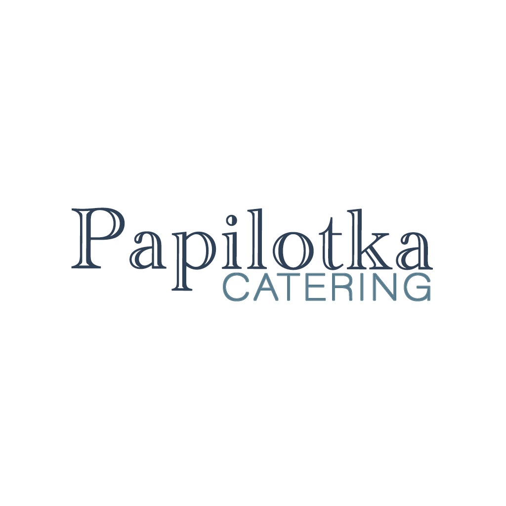 Eleganckie logo firmy cateringowej 'Papilotka Catering' w odcieniach granatu i błękitu, umieszczone na białym tle. Minimalistyczny design.