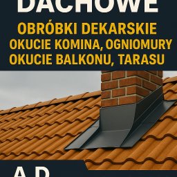 A.D.KASTA - Dach z brązową dachówką ceramiczną i czarną obróbką komina. Widoczny mur z cegły i fragment reklamy firmy dekarskiej.