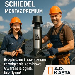 A.D.KASTA - Montaż systemu kominowego Schiedel przez dekarzy na dachu z widokiem na góry. Ekipa w kaskach z narzędziami. Bezpieczne rozwiązania kominowe.