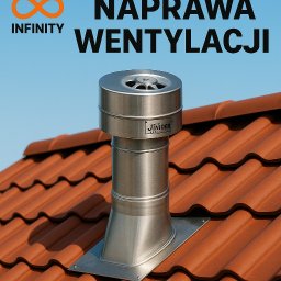 A.D.KASTA - Metalowy kominek wentylacyjny marki Jinider na dachu z czerwonej dachówki karpiówki. Błękitne niebo w tle. Widoczny napis 'Naprawa wentylacji'.