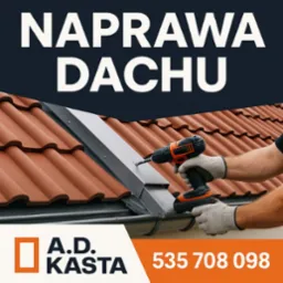 Montaż obróbki blacharskiej dachu z czerwoną dachówką. W tle napis: Naprawa dachu. Wiertarko-wkrętarka w dłoniach w rękawicach. Widoczny fragment rynny.