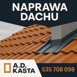 A.D.KASTA. - Brązowa dachówka ceramiczna z szarym kominem wentylacyjnym. U dołu logo firmy A.D. Kasta i numer telefonu na ciemnym tle. Ujęcie z dołu pod kątem.