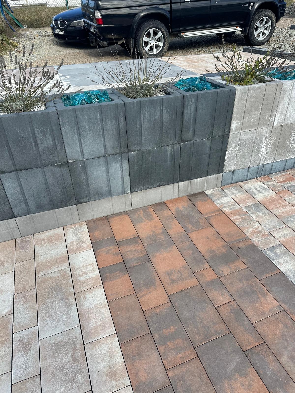 Układanie kostki brukowej i gazonów