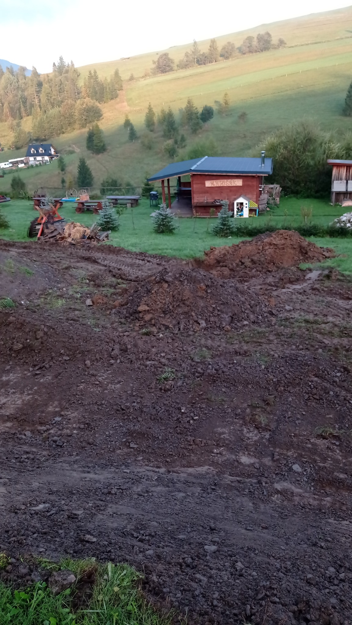 Prace ziemne wykonywanie szkarp w trudnym terenie