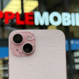 iPhone na tle siedziby