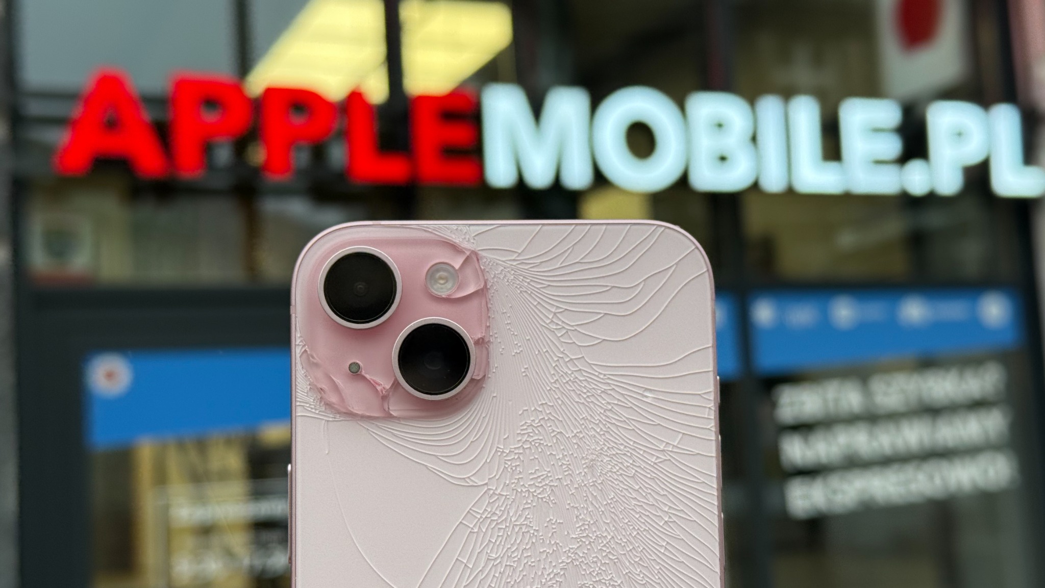 iPhone na tle siedziby