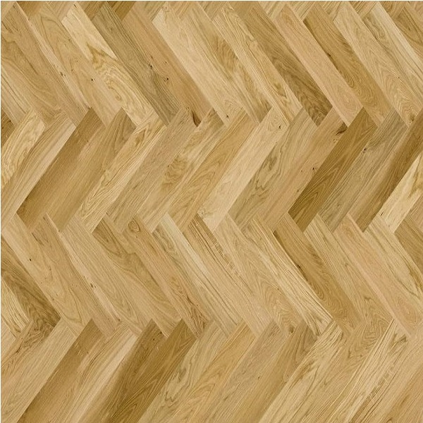 Parkiet dębowy ułożony we wzór jodełki klasycznej, wykończony olejowoskiem. Widoczne naturalne usłojenie drewna i delikatne V-fugi. Ciepła kolorystyka.