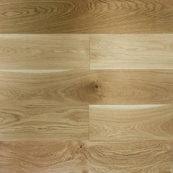 Jasne, dębowe deski podłogowe z wyraźnym usłojeniem, ułożone poziomo. Widoczne delikatne różnice w odcieniach drewna, podkreślające naturalny charakter materiału.