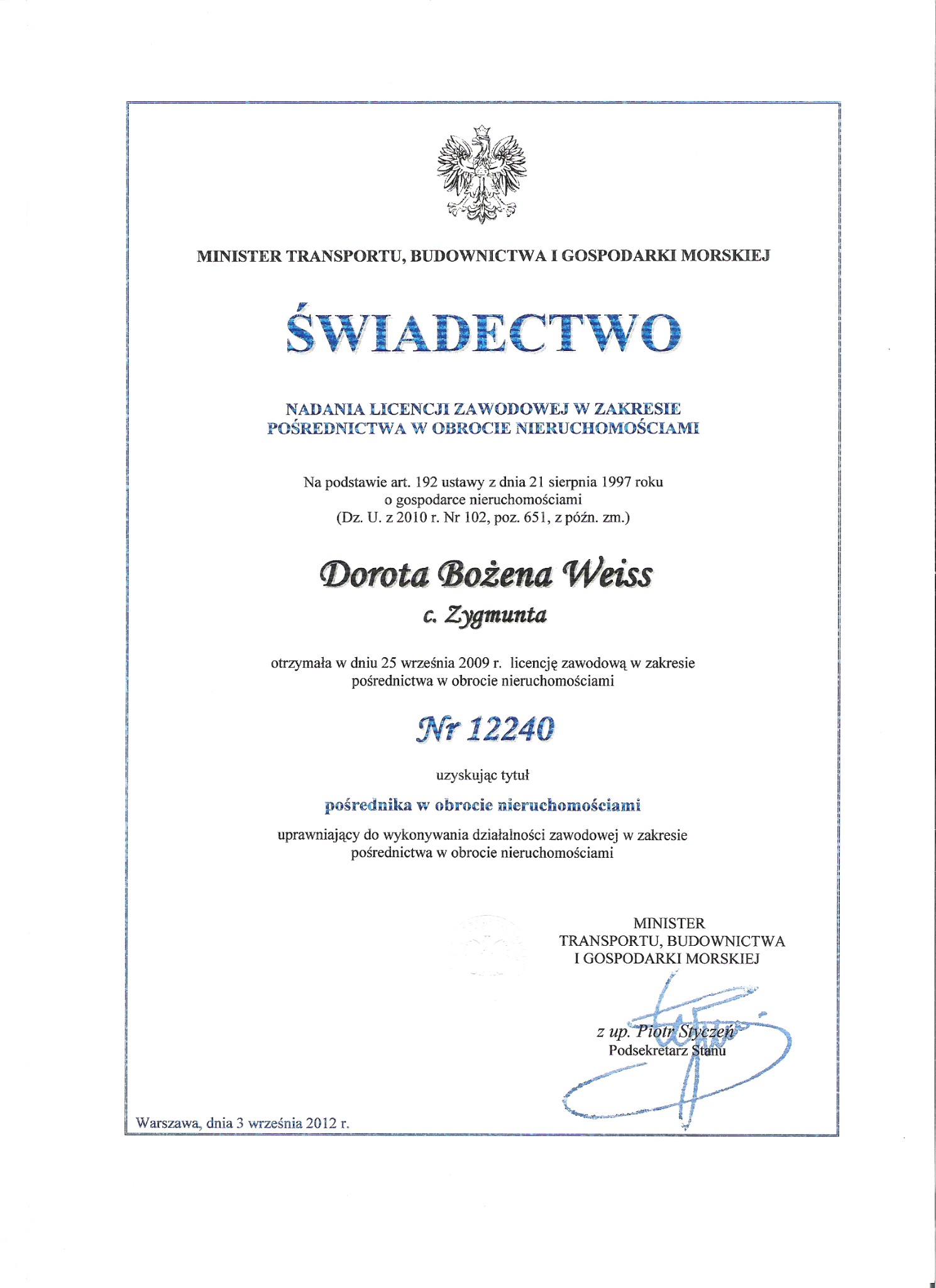 Skan świadectwa licencji zawodowej pośrednika w obrocie nieruchomościami, wydanego w 2012 roku. Dokument z danymi Doroty Bożeny Weiss i numerem licencji.