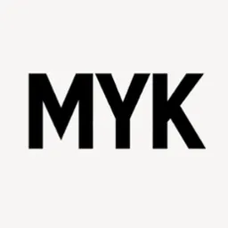 Duże, czarne litery MYK na jasnym, kremowym tle. Minimalistyczny projekt graficzny z mocnym kontrastem.