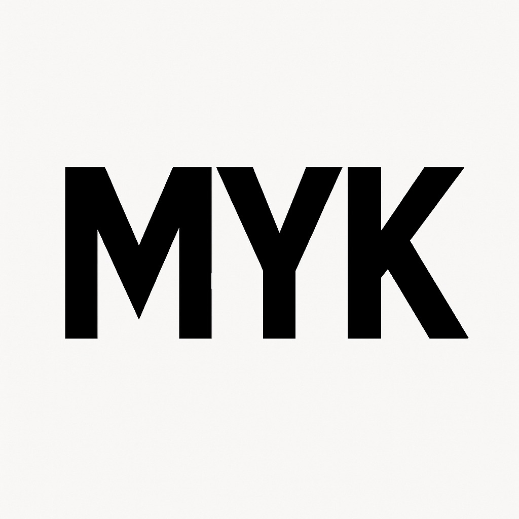 Duże, czarne litery MYK na jasnym, kremowym tle. Minimalistyczny projekt graficzny z mocnym kontrastem.