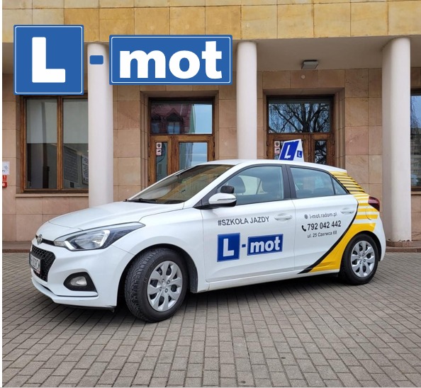 Biały samochód z logo 'L-mot' na tle budynku z kolumnami, znak 'L' na dachu i dodatkowe logo szkoły jazdy. Nauka jazdy.