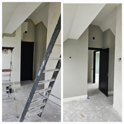 Usługi Wykończeniowo- Remontowe Robi-Bobi Robert Orzłowski - Etap prac: porównanie stanu surowego z pomalowanym wnętrzem z czarnymi drzwiami. Widoczne drabiny, ściany w szarościach, surowe podłoże.