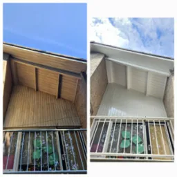 Zdjęcie 'przed i po' prezentujące odnowiony balkon z drewnianą boazerią, pomalowany na biało. Widoczna metalowa balustrada i fragment okna z dekoracją.