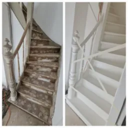 Zdjęcie 'przed i po' renowacji drewnianych schodów kręconych. Po lewej schody z odrapaną farbą, po prawej świeżo pomalowane na biało, zabezpieczone taśmą malarską.