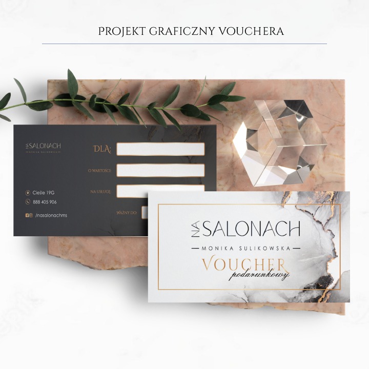 Elegancki projekt graficzny vouchera podarunkowego dla salonu kosmetycznego, z marmurowym tłem, gałązką i kryształem, prezentujący minimalistyczny design.