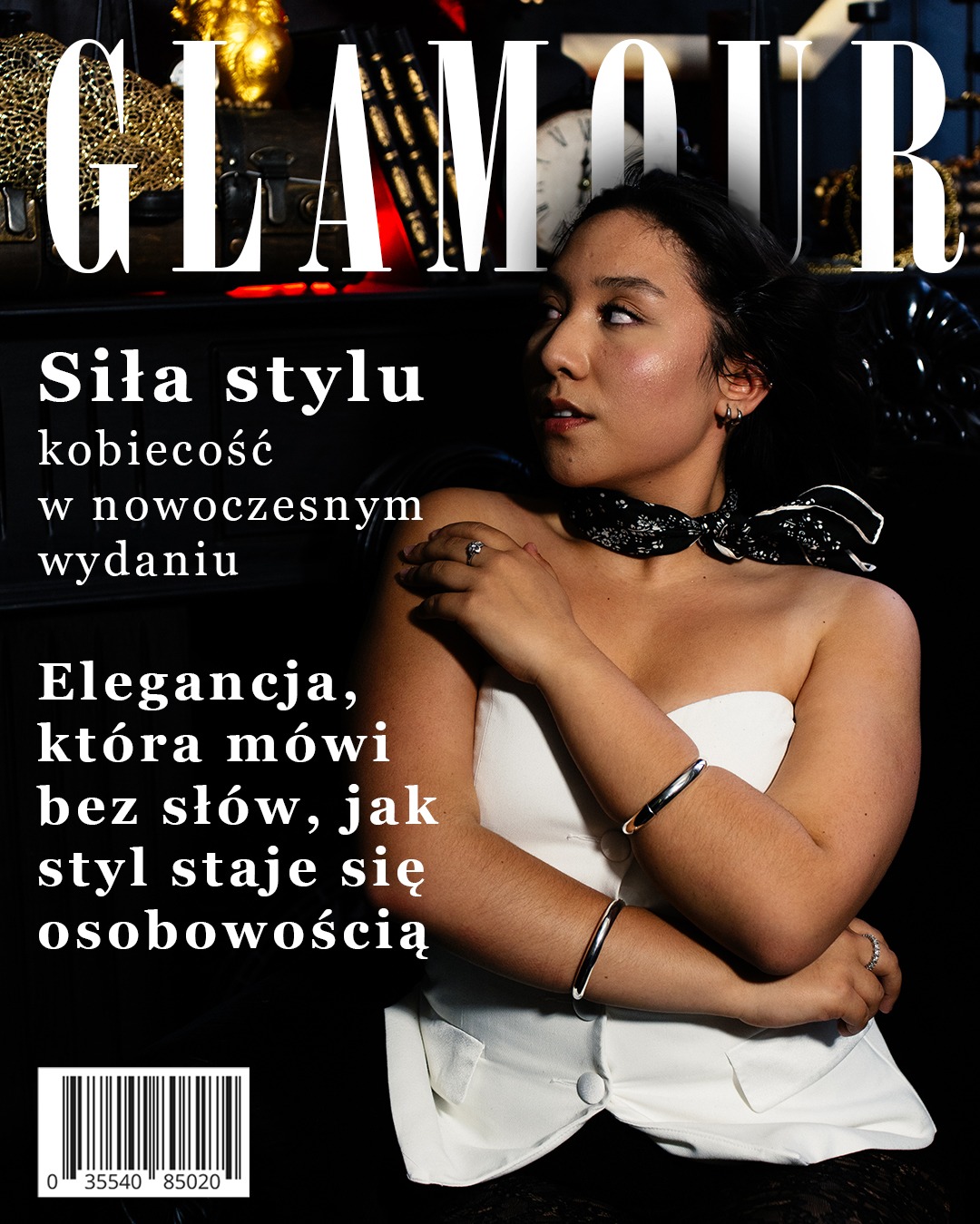 Okładka magazynu modowego 'Glamour' z elegancką kobietą w białym topie i bandanie, pozującą na ciemnym tle z rekwizytami.  Wyrazisty makijaż i biżuteria.
