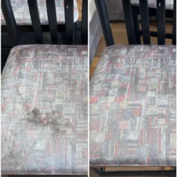 Krzesło tapicerowane: po lewej z plamą, po prawej po czyszczeniu. Widoczny wzór geometryczny tapicerki i czarne metalowe nogi.