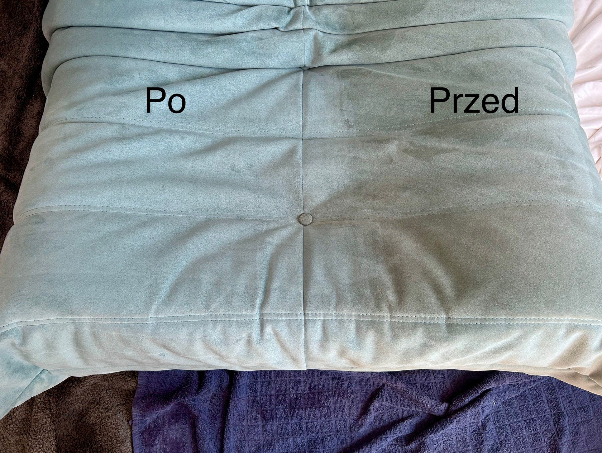 Poduszka dekoracyjna w odcieniach błękitu, podzielona na dwie części: 'przed' (z widocznymi plamami) i 'po' praniu (czysta), ukazana w zbliżeniu.