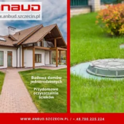 Elegancki dom jednorodzinny z brązowym dachem i przydomowa oczyszczalnia ścieków z zielonymi pokrywami w trawie. Zdjęcie z podziałem pionowym.