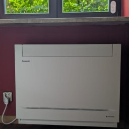 CLIMATIX - Klimatyzacja Warszawa i okolice Montaż i Serwis Klimatyzacji - Montaż klimatyzacji przypodłogowej marki Panasonic w domu jednorodzinnym w Warszawie.