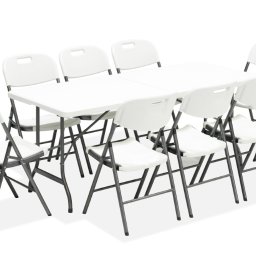 RAKPOL PAWEŁ RACZYŃSKI - Biały stół cateringowy z ośmioma krzesłami składanymi na białym tle. Idealny zestaw na przyjęcia, eventy plenerowe, komunie i inne uroczystości.